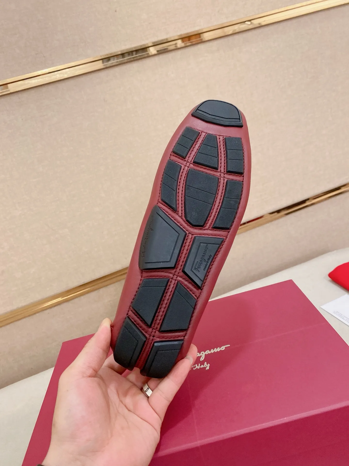 Men's shoes💰: 540💰High-end quality! Ferragamo🆕🆕Exclusive hot-selling products in stock🔥🔥New products on the shelves, high-quality Ferragamo men's pea shoes, high-end casual driving shoes, with complete packaging! 💪 💪 Material: imported first-layer pebbled cowhide 🐂 + imported high-quality water-dyed cowhide lining + wear-resistant outsole 👍🏻👍🏻 Features: high-end and comfortable, purely handmade 🚀 🚀 Create the perfect shoe that suits you best 🔥 🔥 Size: (38-44) 45 standard size can be customized!